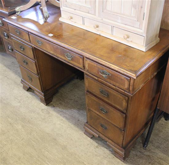 Pedestal desk